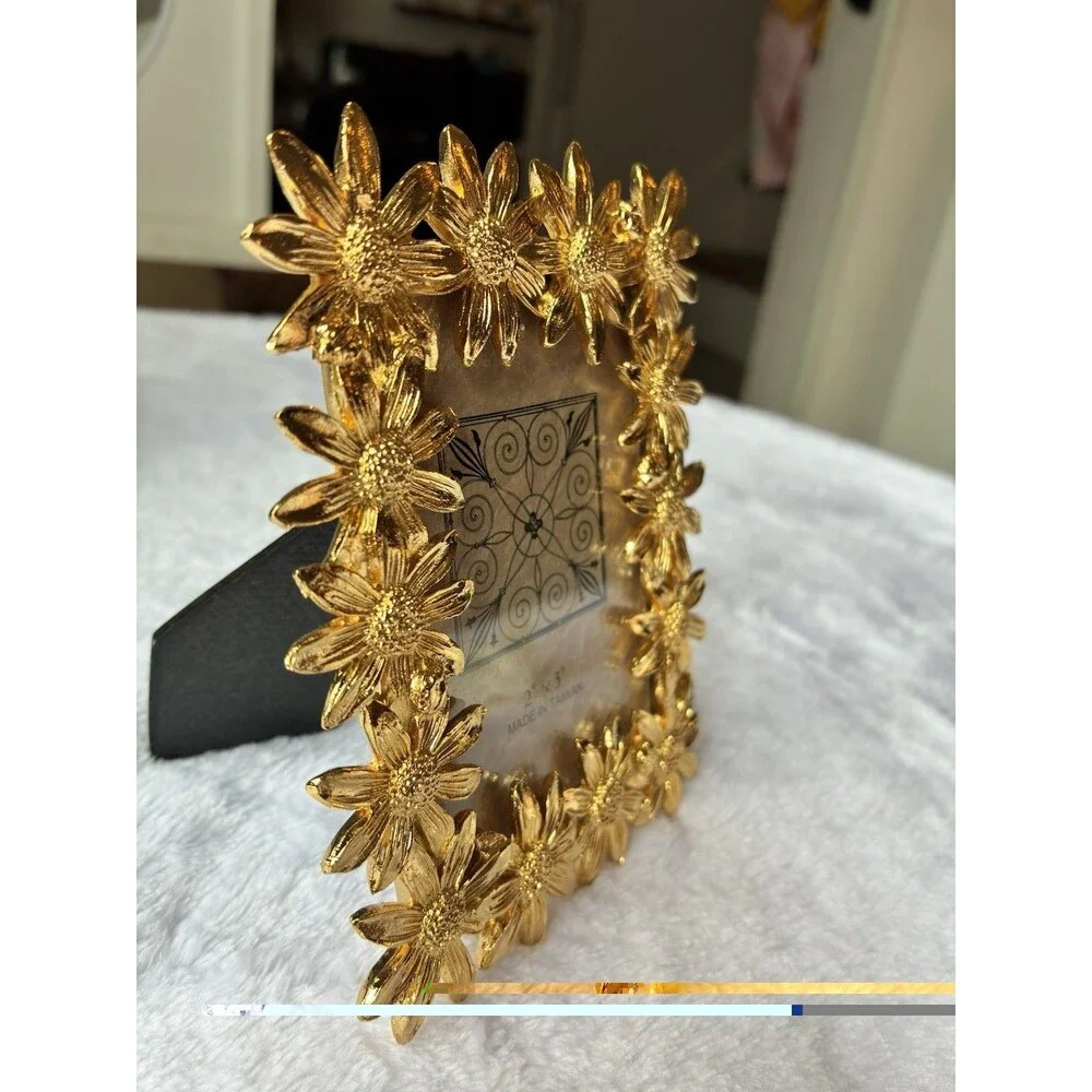 Unbranded gold metal